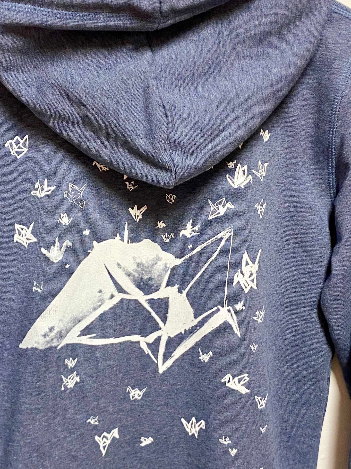Sudadera con capucha y cremallera unisex - 1000 GRÚAS EN LA RHUNE 